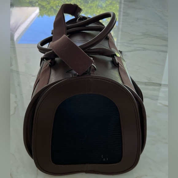 FETCHING BROWN CAT CARRIER APPROXIMATELY 18 x 11 x 12 - Picture 10 of 16